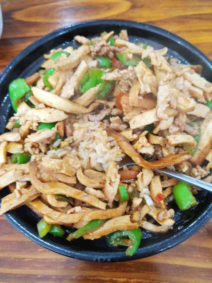 打分 性价比很高,味道也不错～ 「香干肉丝煲仔饭」只要16块