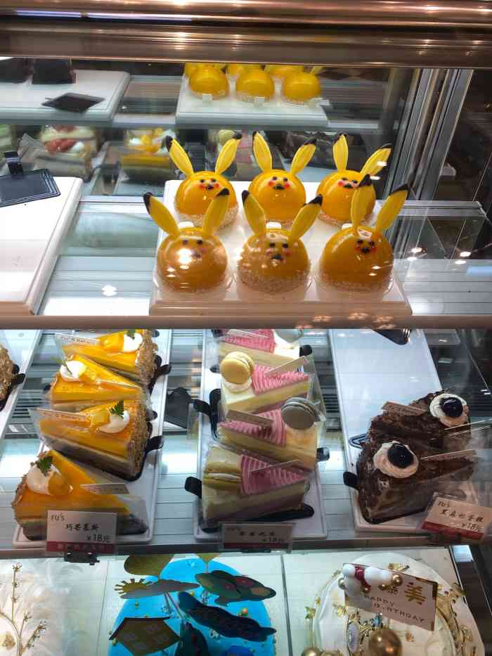 [薄荷]环境: 温馨  [服务铃]服务: 服务员多,态度一般  「爆浆面包」