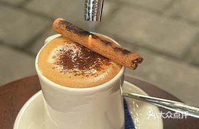 Apple Cinnamon Bitter Chocolate Latte