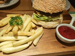 松山汉堡-Lia Cafe Bar Restaurant松山咖啡屋
