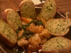 蒜蓉虾配纯手工蒜香面包片-SISTERS BAR RESTAURANT川意酒馆(嘉善老市H楼店)