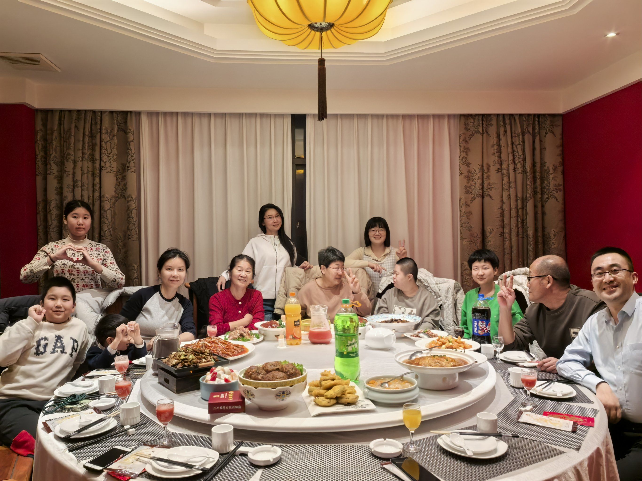 欢笑声中的家庭聚会