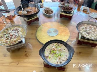 徽菜的特点被我发现了,满桌的小火锅,因为通常吃饭要聊