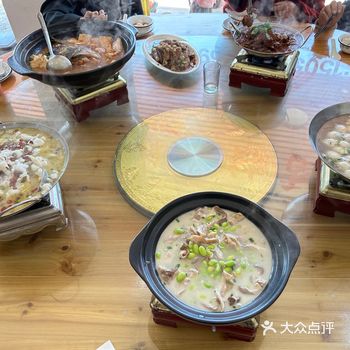 徽菜的特点被我发现了,满桌的小火锅,因为通常吃饭要聊