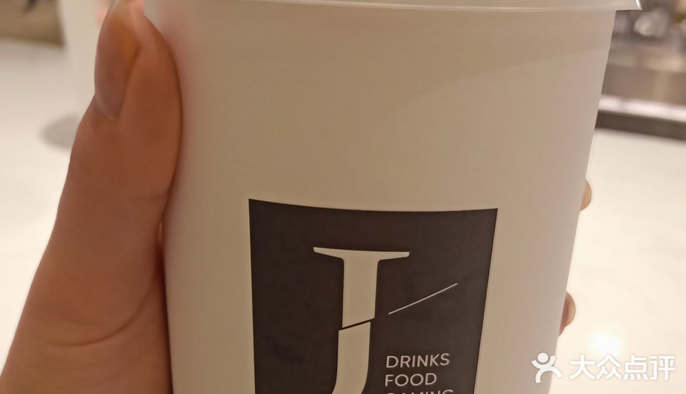 小哥哥的服务态度也嘿好，做好奶茶之后还问需不需要拍照