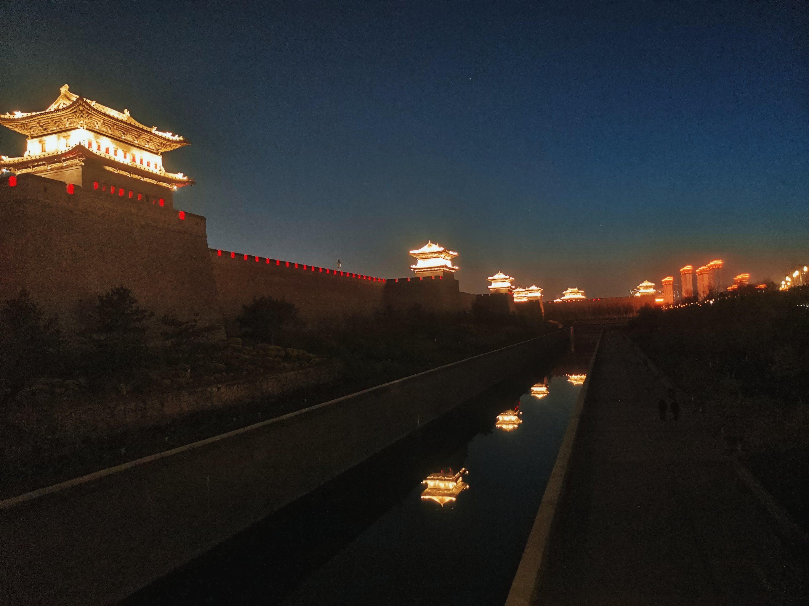 吃完饭,沿着古墙走走,看看大同的夜景,挺惬意的!#天天领红包
