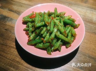 海南鸡的肌肉是比较有嚼劲的，火焰鱼酸辣很开胃