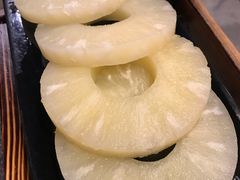 极简烤菠萝-极简·炭火烤肉主题餐厅·龙虾烧烤·烤羊排(宝龙店)