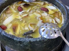 -南渝食府.墨脱石锅松茸鸡