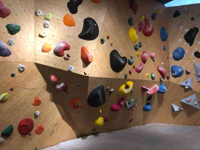 cave抱石馆(蛇口店)-"很久没玩过攀岩,假装自己很有经验的亚子哈.