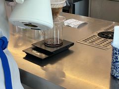 咖啡师正在做手冲-大小咖啡 BigSmallCoffee(麦子店)