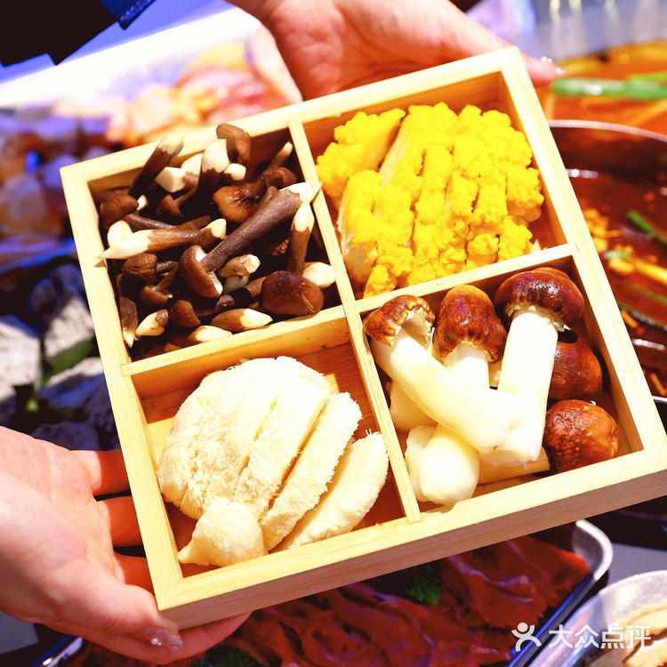 他们家大部分都是贵州空运过来的食材！汤底更不得了