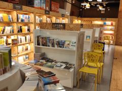 -新华里咖啡书吧(新华书店小寨店)