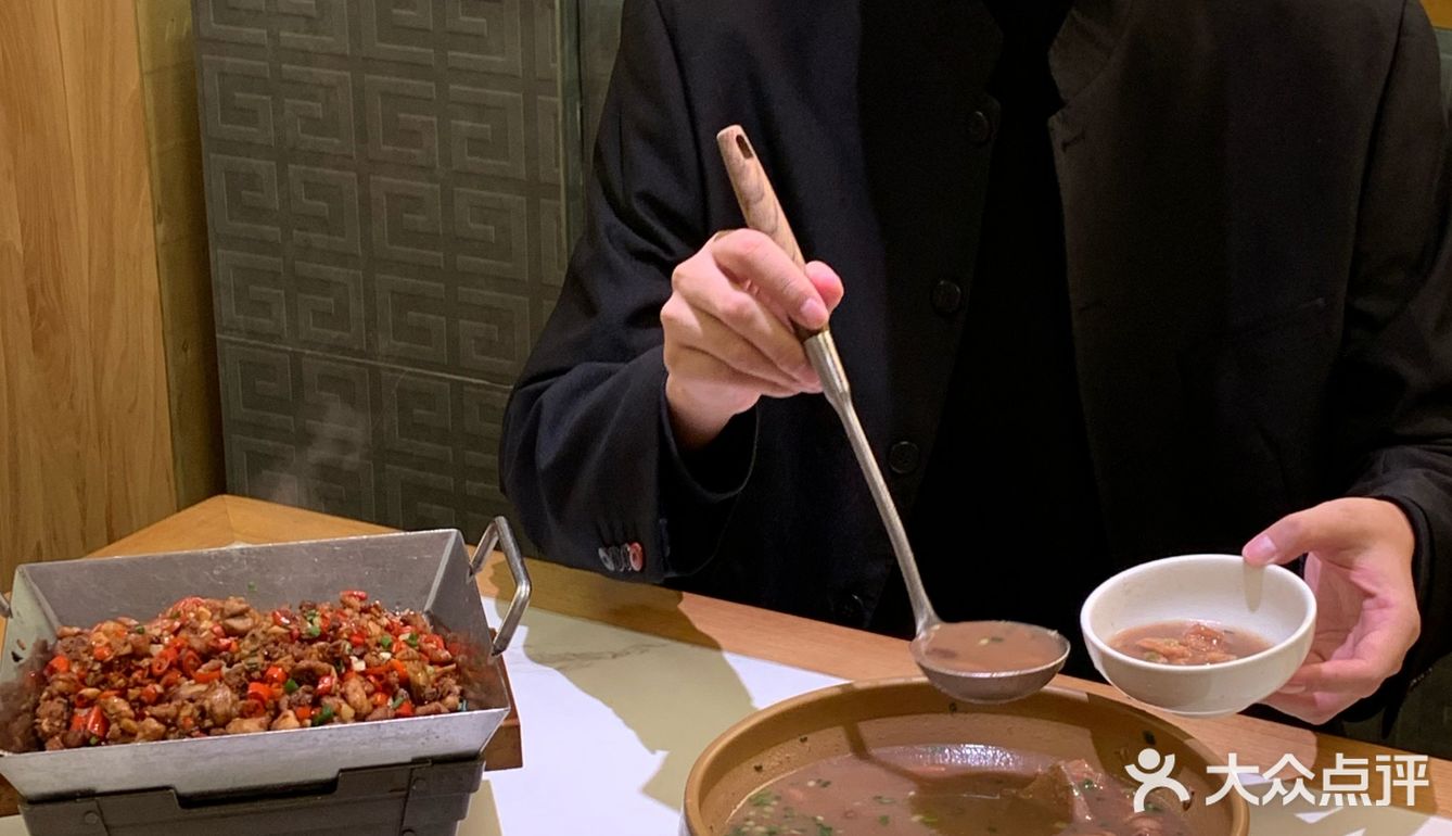 这家湘菜馆岁数比我还大，二十多年屹立不倒