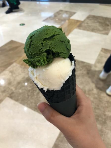 无邪日式甜品(大族广场店)-"点了球状的冰淇淋,因为可以选择两个口味