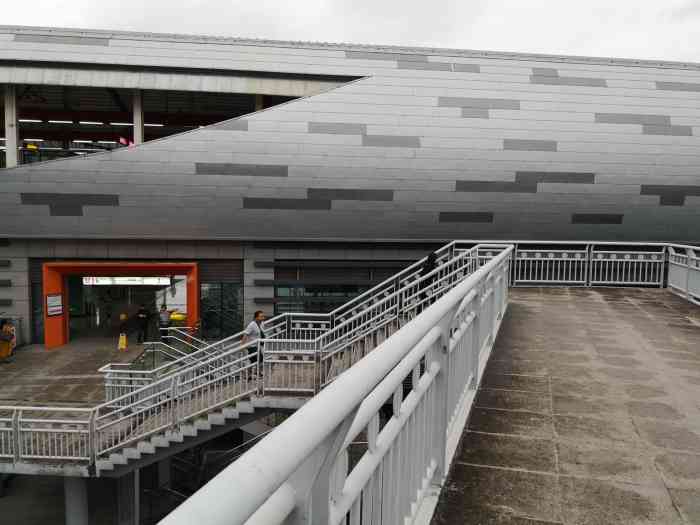 龙凤溪(地铁站)-"龙凤溪地铁站,位于地铁六号线状元碑与向家.