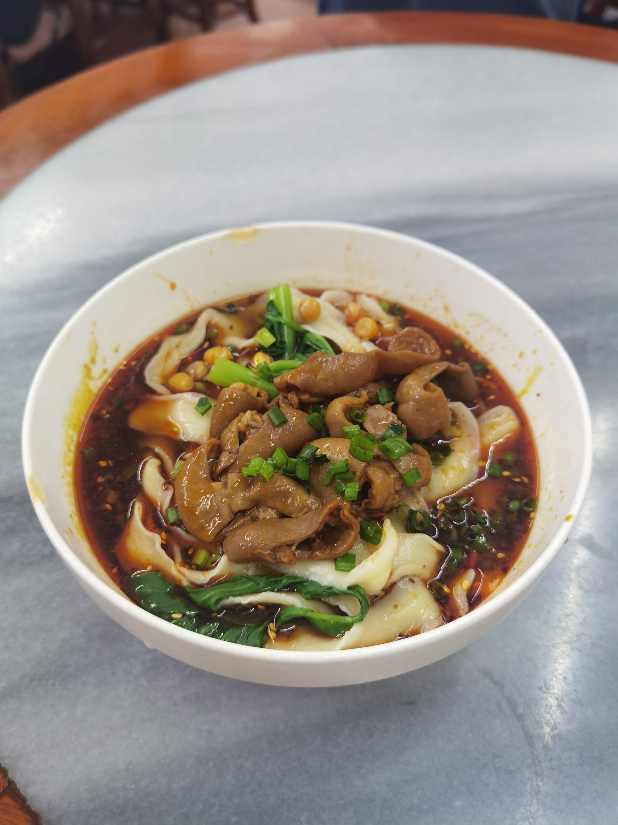 n整体也不贵
地道的辣辣的小面
定了个红烧肥肠刀削面 很香