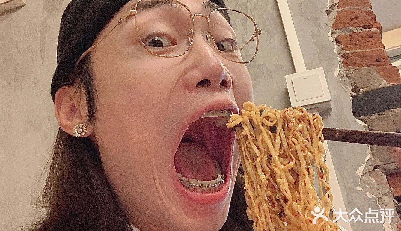 藏在大树背后的麻辣烫