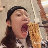 藏在大树背后的麻辣烫