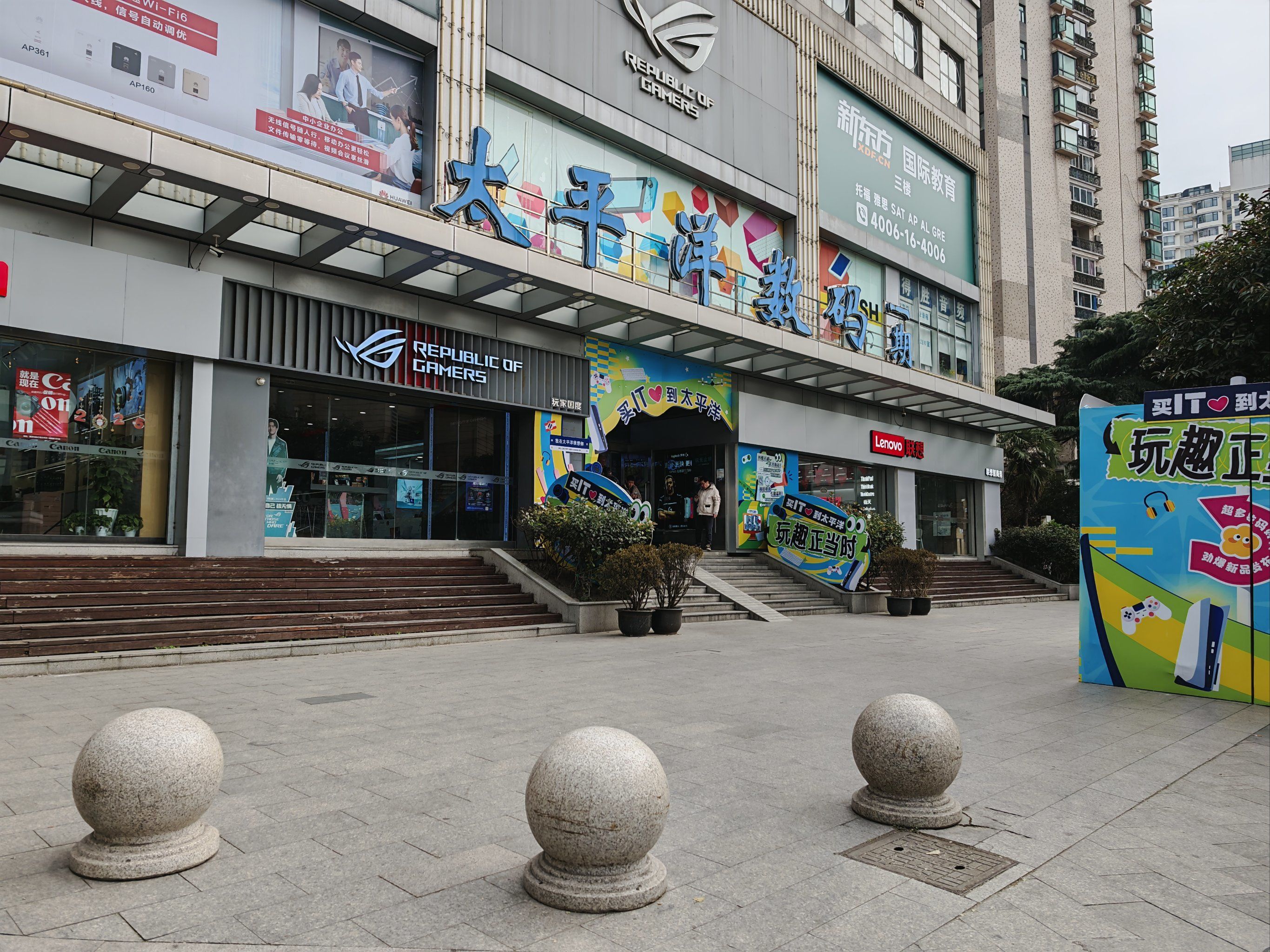 太平洋数码广场,
以前徐家汇数码最鼎盛的年代,
还没进场就有一堆