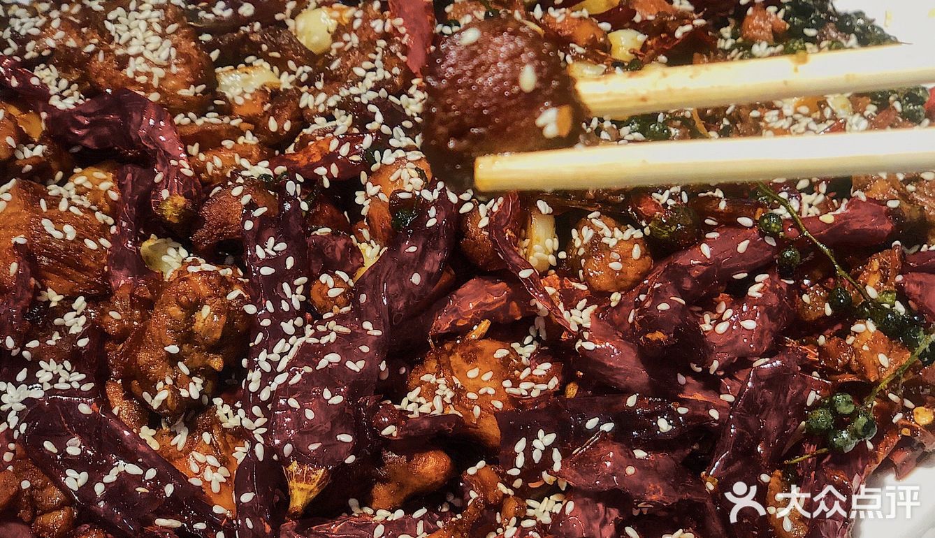 一口下去很满足 羊肉串羊肉串的肉很饱满，料足