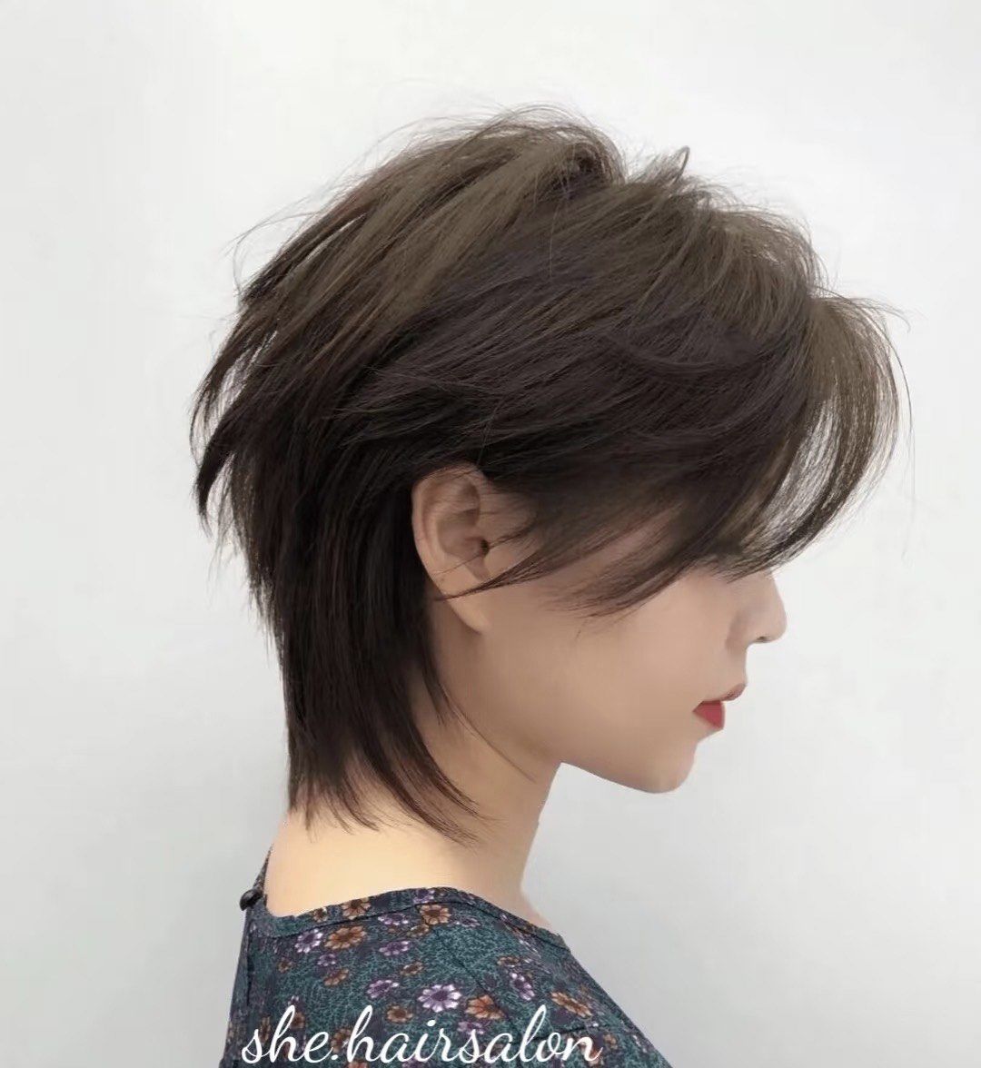 狼尾风的女士短发是一款很有个性的时尚发型
