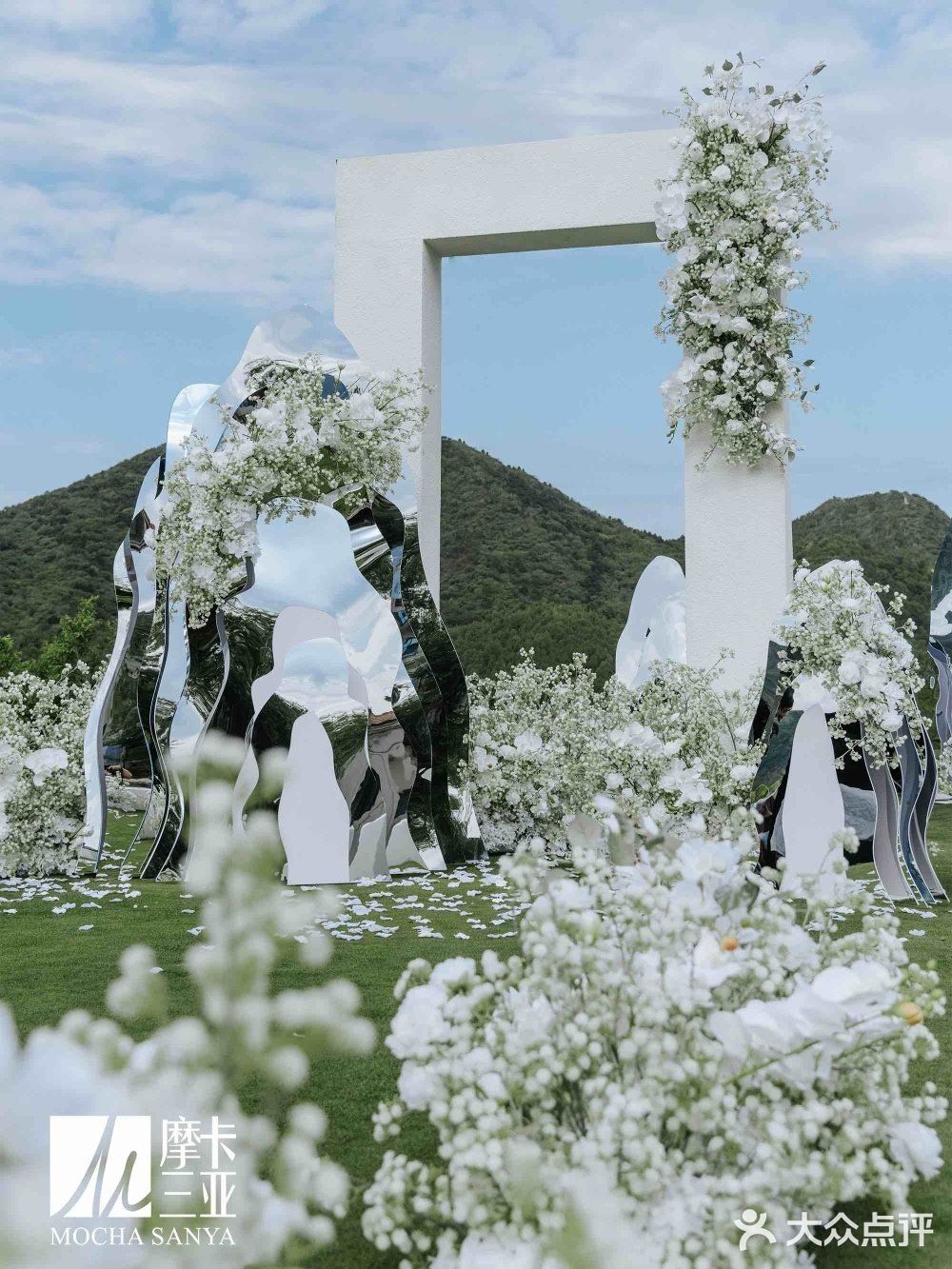 三亚婚礼丨镜面高级艺术装置 不动声色的美 | 草坪婚礼