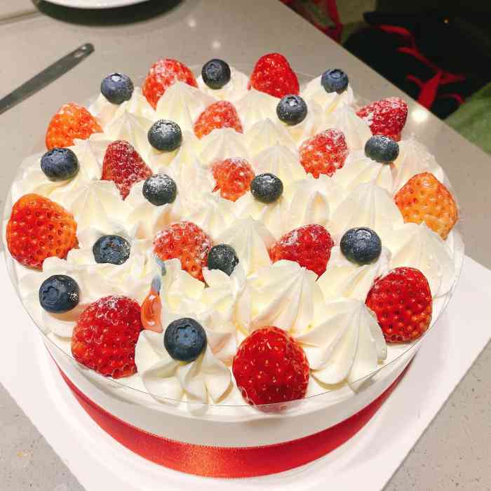 法贝滋面包(建筑路店)-"现在法贝滋在窗口展示的蛋糕是越来越好看了.