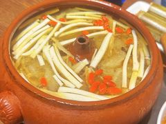 水蒸气凝结而成的原味汽锅鸡-雀舞云南菜(乐客城店)