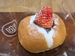 草莓大福面包-巴黎贝甜(华堂新辰汇店)