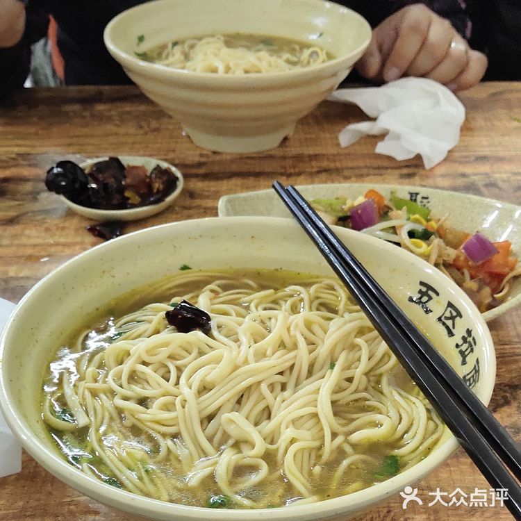 北区拉面位于凌宾路，近产业园的马路边上，位置特别好找