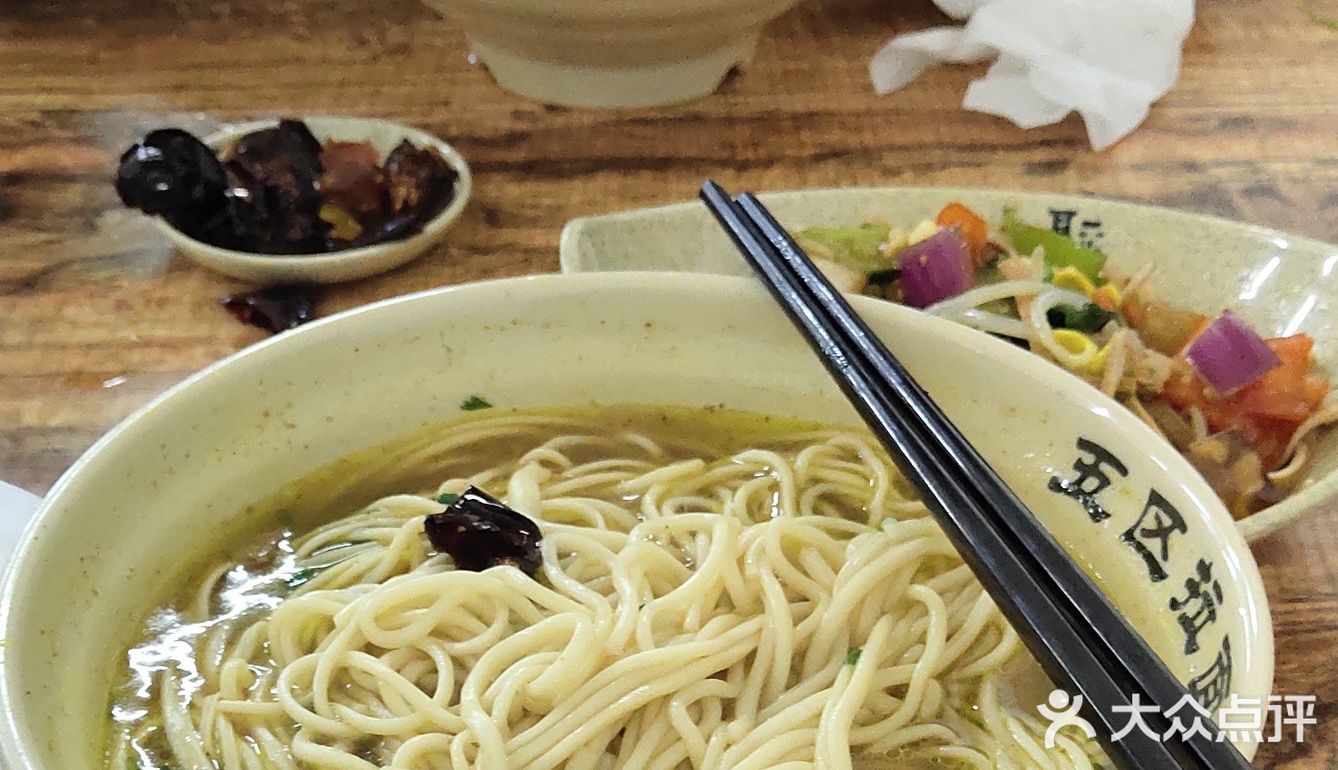 北区拉面位于凌宾路，近产业园的马路边上，位置特别好找