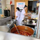 端上一个小板凳，坐门口开吃，到位！
