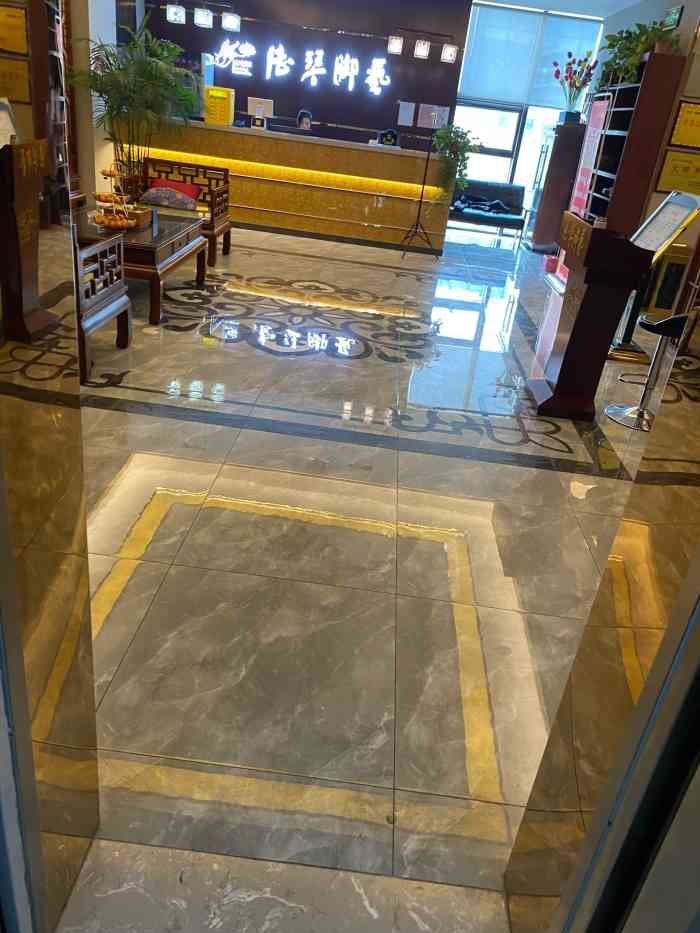 陆琴脚艺(南山湖水街店)-"第一次买了美团去的,结果让我们办卡,不让.