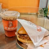 小飞棍来咯！张嘴吃掉一个半斤重的猪扒包🍔
