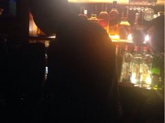 偷拍老板在吧台工作-丽纳尔斯酒吧LENORE’S BAR(三经街店)