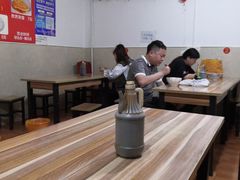 大堂-老字号杨坡红油米线腊汁肉夹馍(东四道巷店)