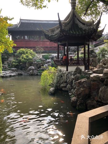 来到上海不得不去的地方就是豫园，豫园始建于一五五九年