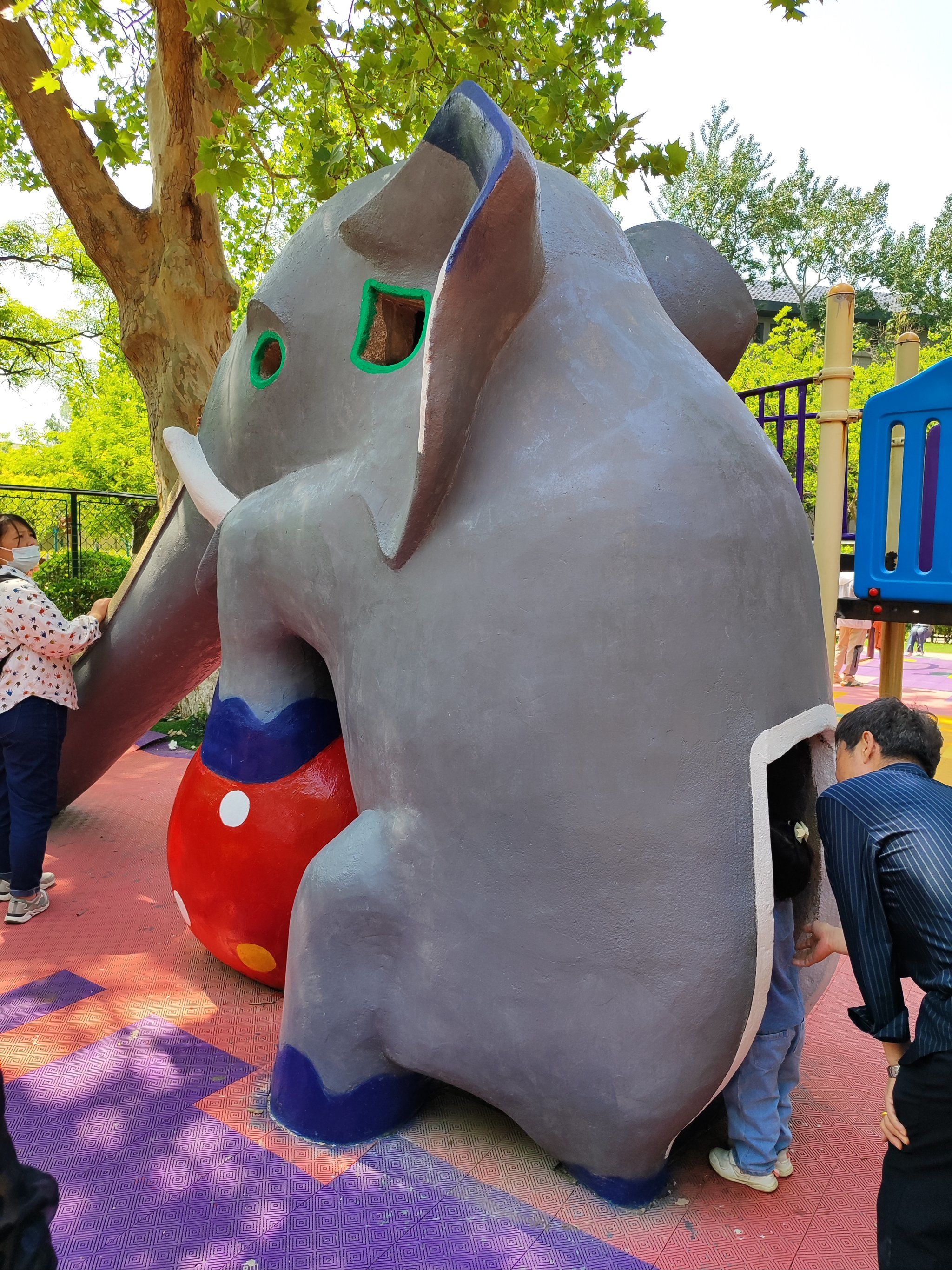 儿时的大象滑梯