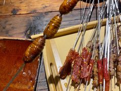 烤蚕蛹-破瓦寒窑·地摊烤羊排