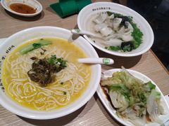 金汤酸菜米粉-甲乙饼·北京手工肉饼(西直门凯德茂店)