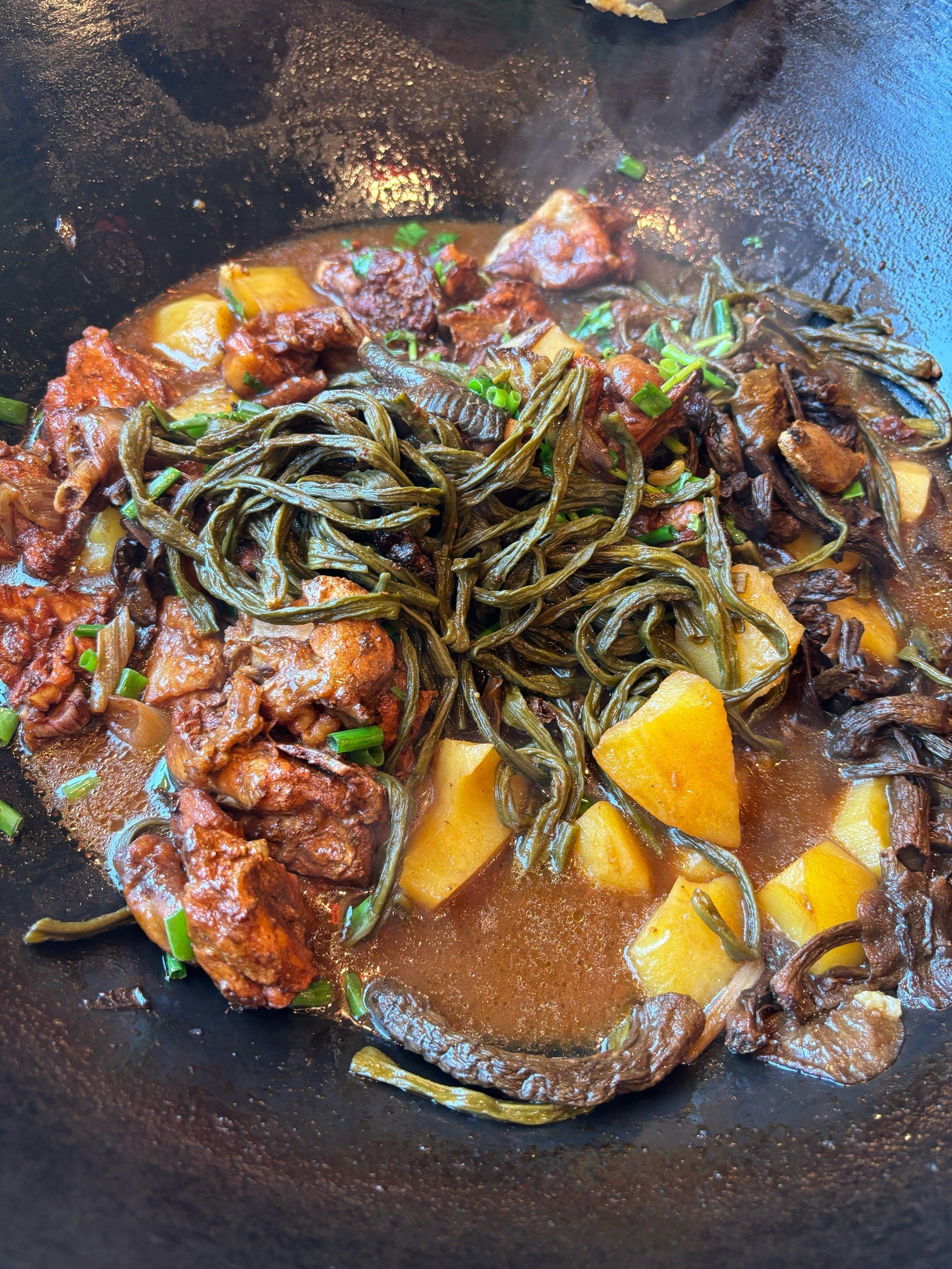 尝试了小鸡炖蘑菇,鸡肉真的挺嫩,土豆很大块软糯又沙,加了一