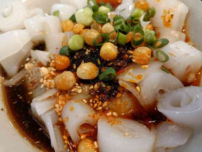 直奔而来,招牌的西昌卷粉,绝命包浆豆腐,脆皮菇菇,一个比一个好吃