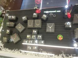 -灵彩珠宝(朗香街店)