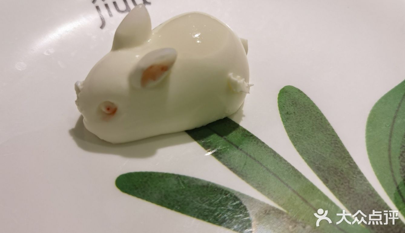 它们家汤锅的味道我觉得很好，还有免费的餐前点心和水果