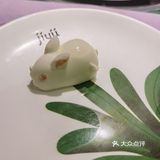 它们家汤锅的味道我觉得很好，还有免费的餐前点心和水果