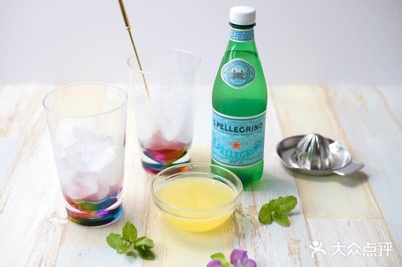 清爽夏日🌟簡易料理：覆盆子檸檬氣泡飲🌟