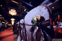 原本用在户外花园的白色椅背上的扎花-M'S BANQUET AND SPACE ART