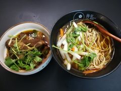 香辣牛骨汤面-贡梅老面馆·蟹粉面·无锡特色小吃(南长街主推店)