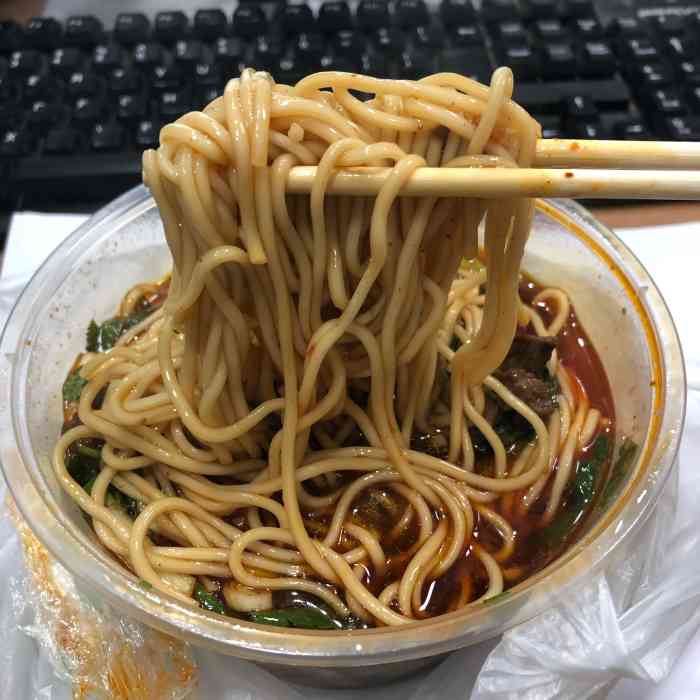 打分 早上外卖喊的牛肉面,外面的面一般送到都有点溶了,但这个还好,还